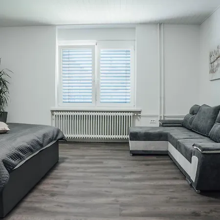 Palace Garden Apartment *