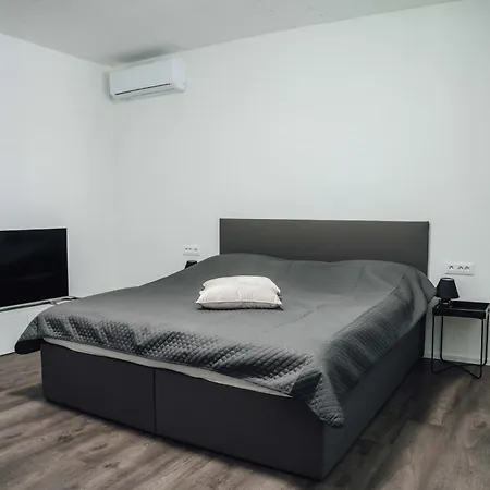 Palace Garden Apartment *